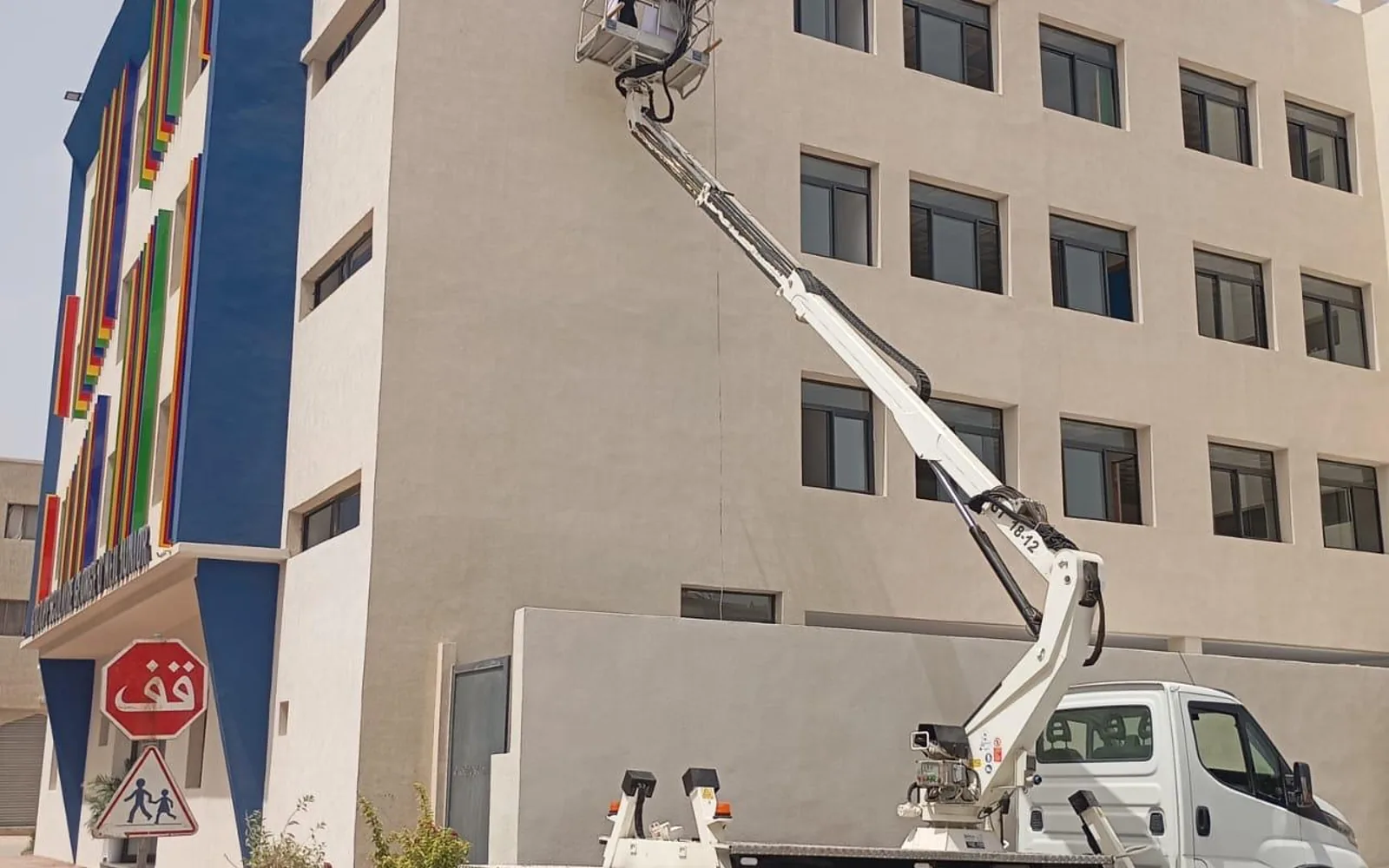 Camion nacelle EasyMat en intervention sur la façade d'un immeuble