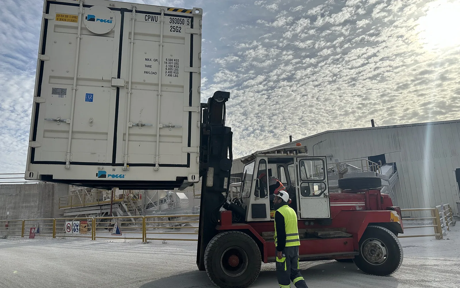 Chariot élévateur gros tonnage EasyMat manutentionnant un conteneur maritime