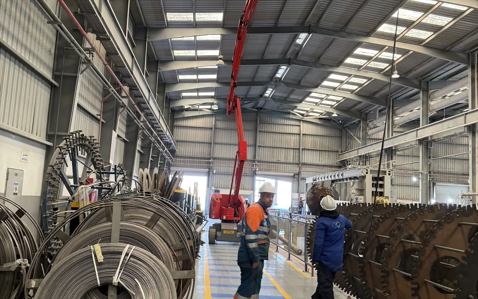 Équipe EasyMat au travail avec une nacelle en atelier industriel