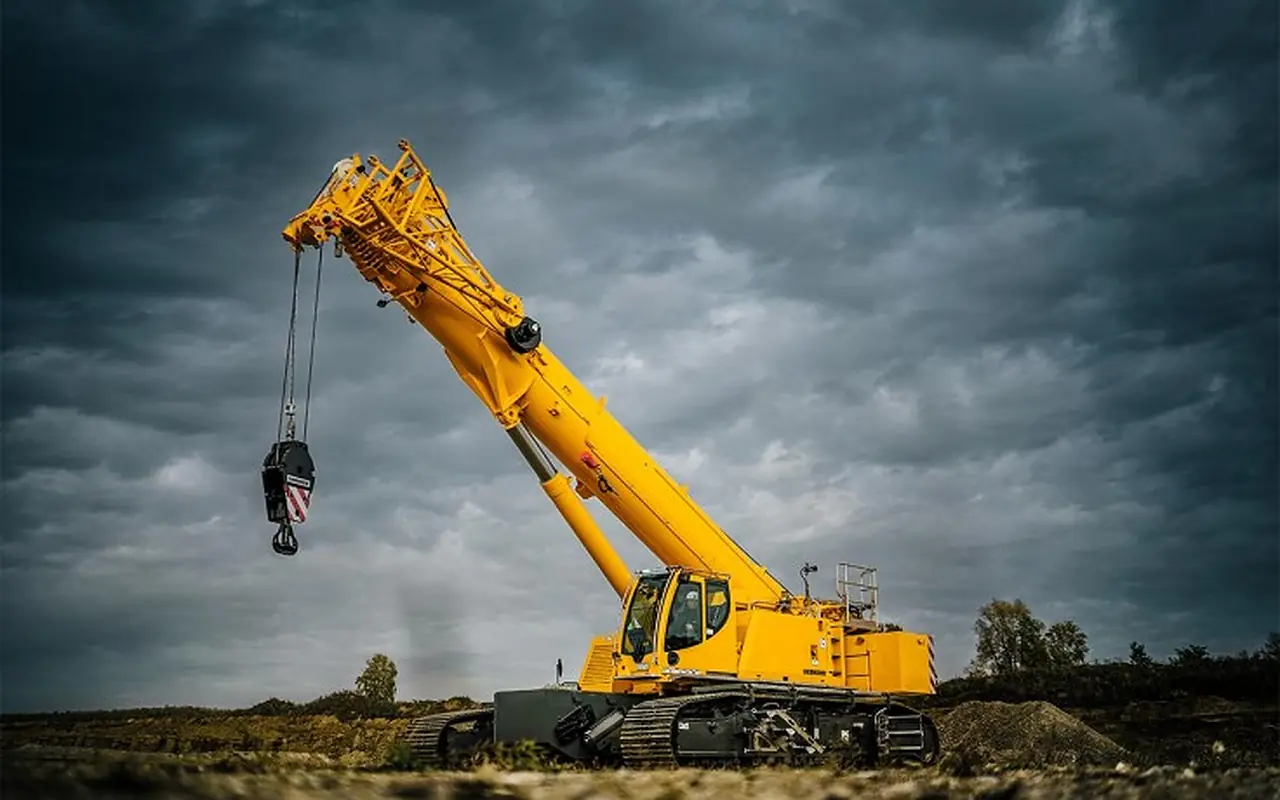 Grue mobile télescopique sur chenilles, flèche déployée sur terrain non stabilisé