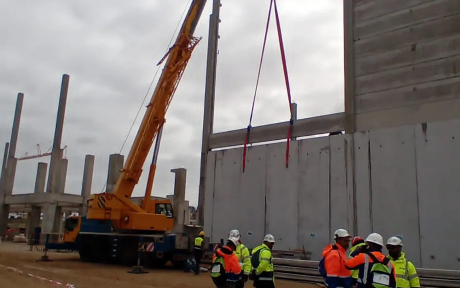 Grue mobile et nacelles élévatrices EasyMat sur un chantier de bâtiment préfabriqué
