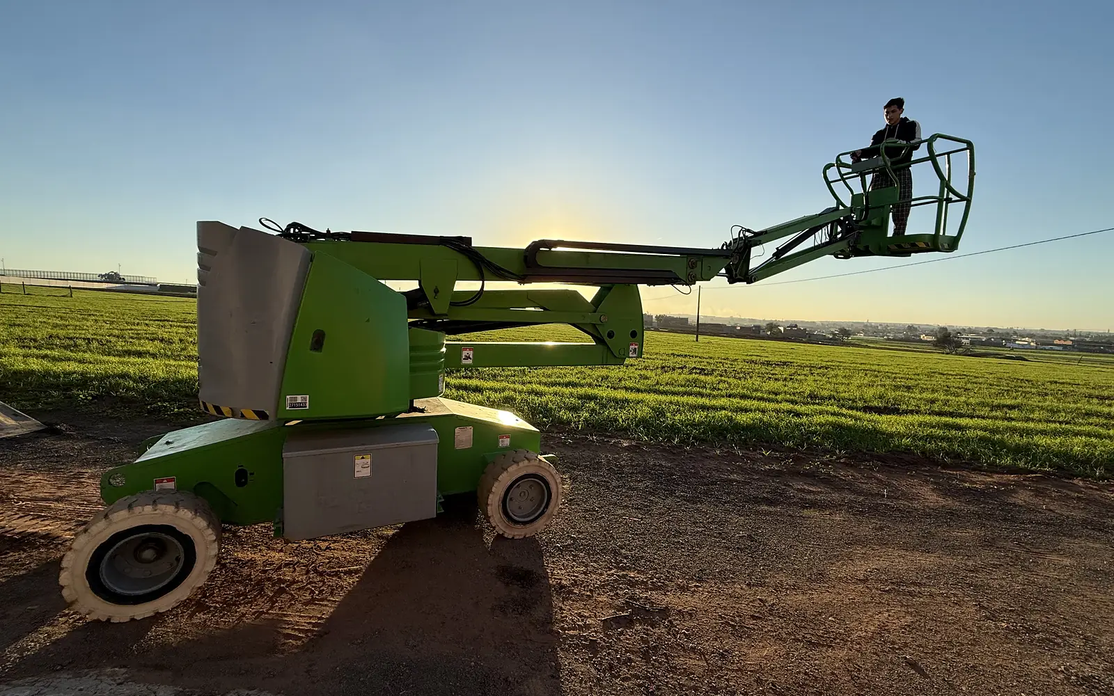 Nacelle articulée automotrice EasyMat, bras déployé, opérateur dans le panier