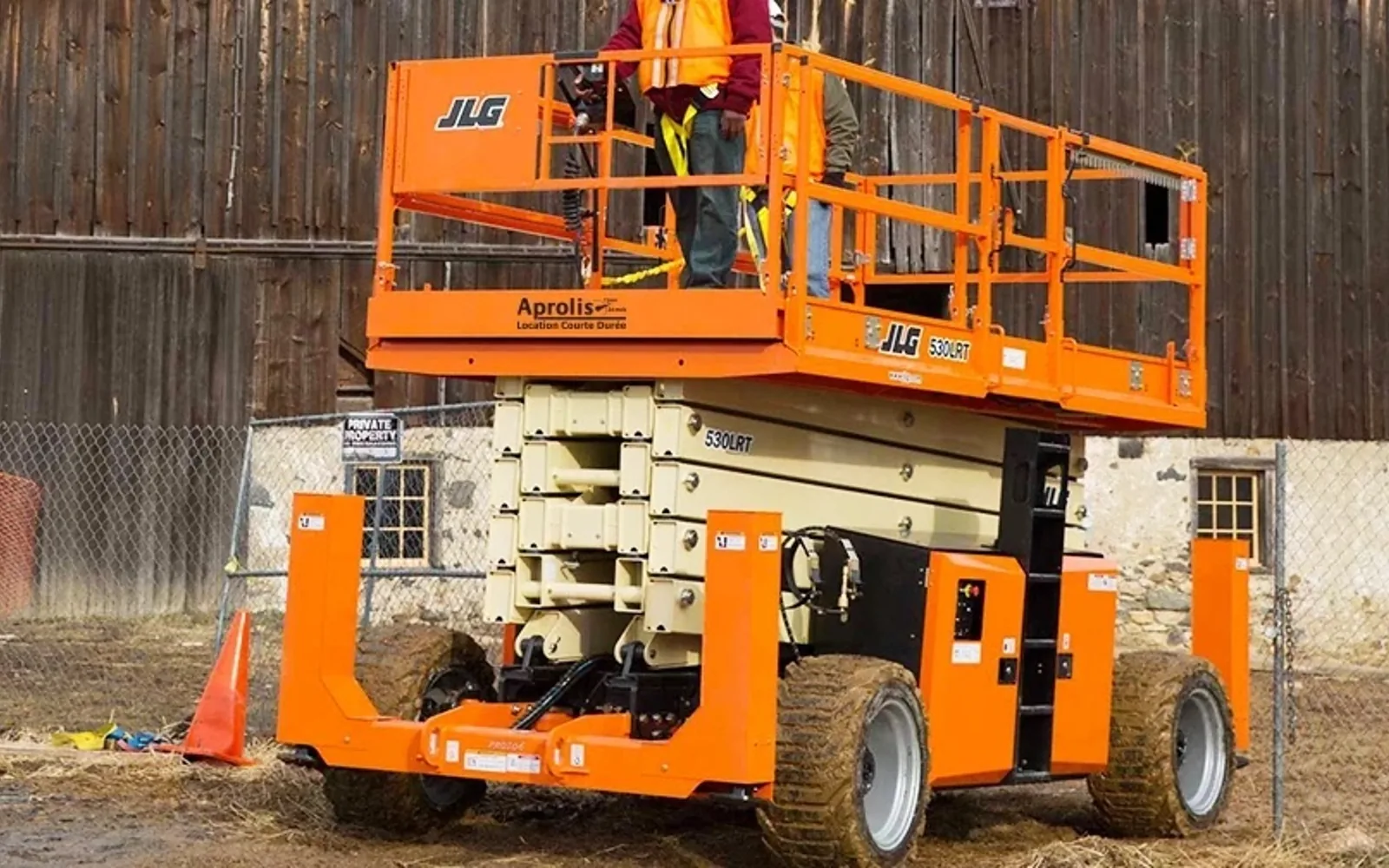 Nacelle à ciseaux diesel tout-terrain JLG 530LRT, opérateur harnaché sur la plateforme
