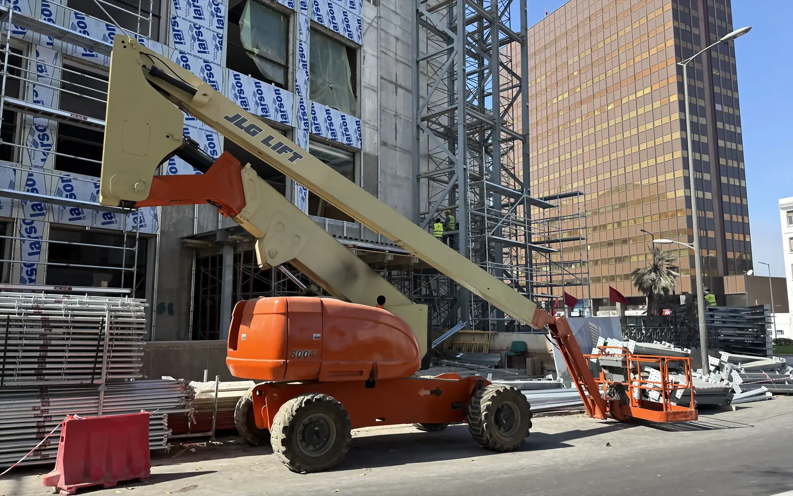 Nacelle télescopique diesel EasyMat en travail sur un immeuble en construction