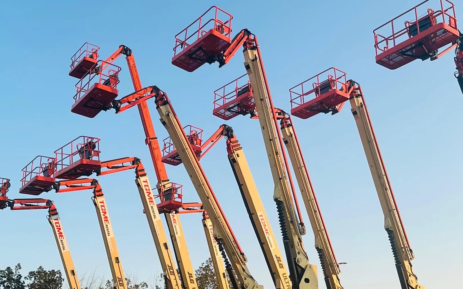 Bras télescopiques des nacelles du parc EasyMat déployés vers le ciel